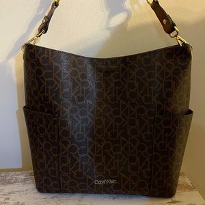 Shoulder bucket bag with top magnet closure